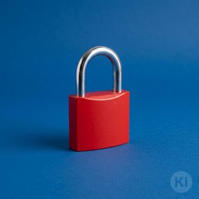 Ein rotes Vorhängeschloss vor blauem Grund.