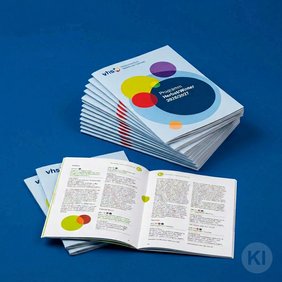 Ein Stapel Programmhefte der Volkshochschule für das neue Semester.